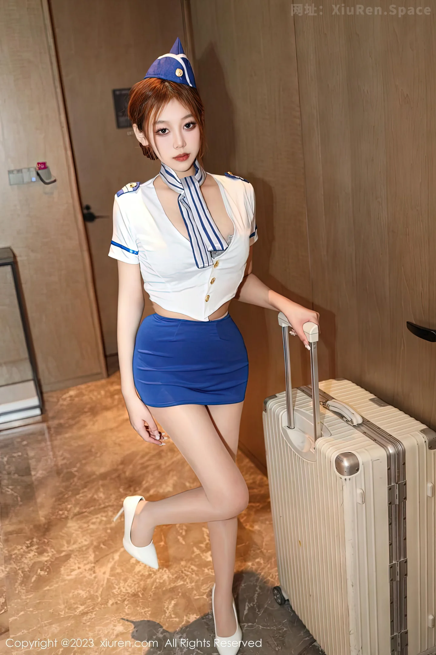 图片[2]-[XiuRen秀人网]2023.01.20 VOL.6174 周于希Sally 白色皮草与红色连身礼服裙加黑丝美腿性感私房写真集-秀人网官方网站